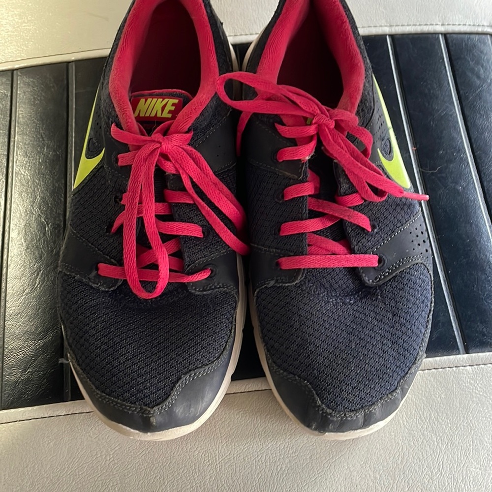 Women’s Size 8 NIKE FLEX EXPERIENCE SHOES